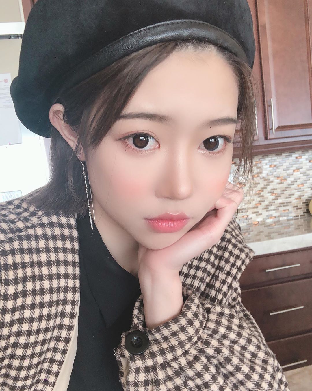 專業「正妹刺青師」化身爆乳小護士！工作中低胸大露「白皙嫩奶」太火辣！-第1章-图片14