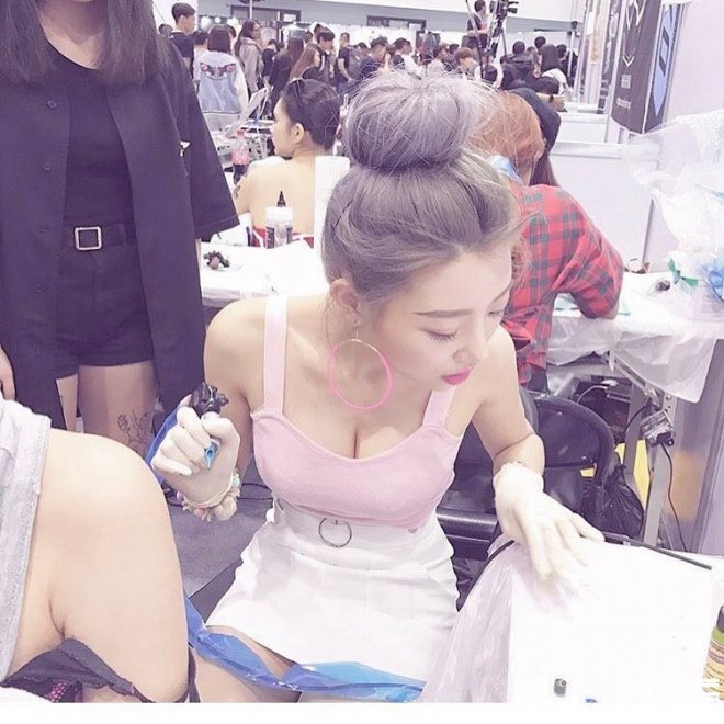 專業「正妹刺青師」化身爆乳小護士！工作中低胸大露「白皙嫩奶」太火辣！-第1章-图片3