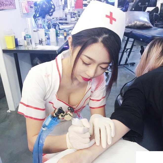 專業「正妹刺青師」化身爆乳小護士！工作中低胸大露「白皙嫩奶」太火辣！-第1章-图片2