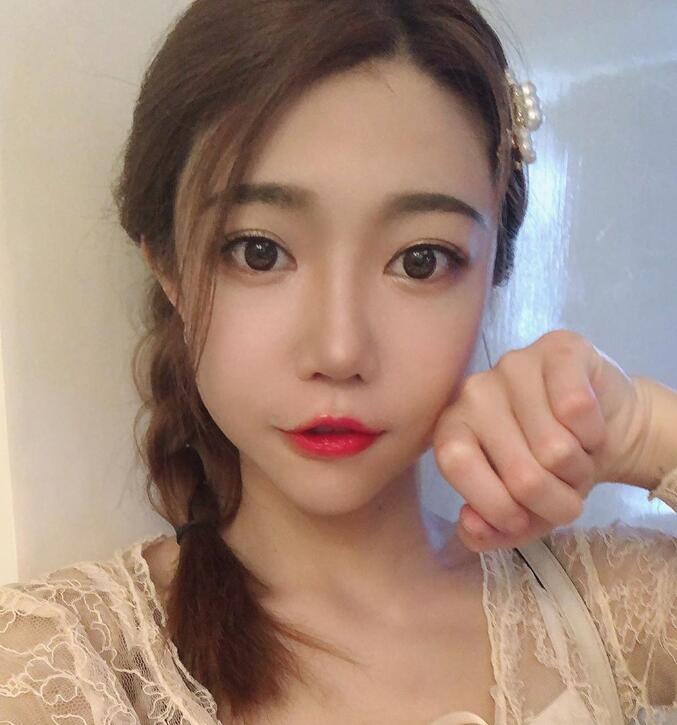 專業「正妹刺青師」化身爆乳小護士！工作中低胸大露「白皙嫩奶」太火辣！-第1章-图片5