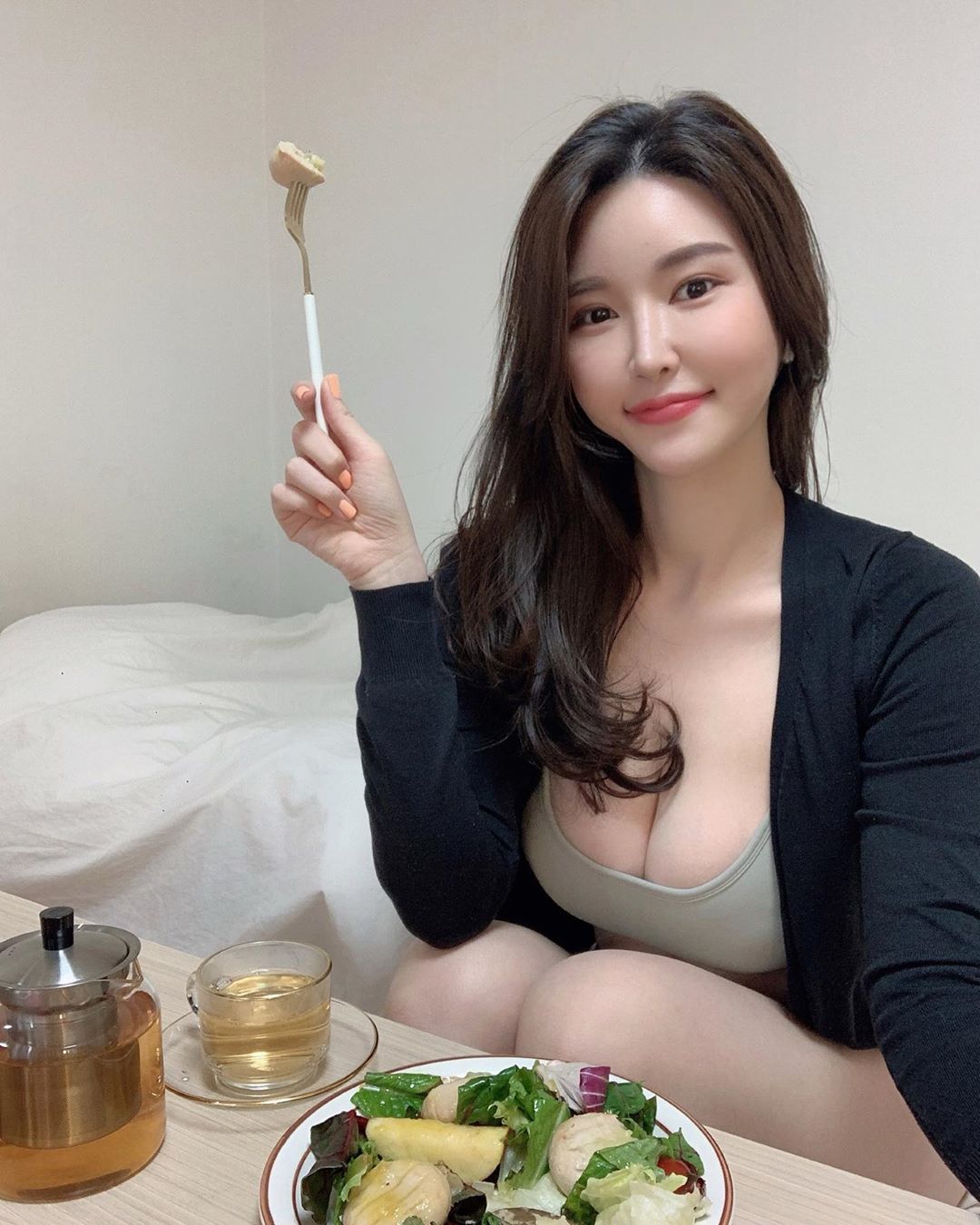 韓國正妹低胸用餐　凶狠上圍把衣服撐出一道火辣曲線-第1章-图片1