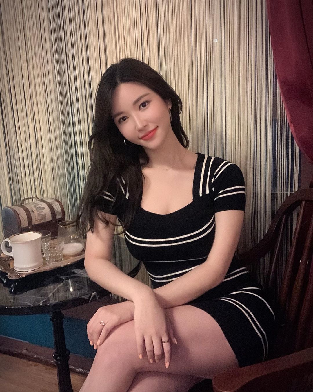 韓國正妹低胸用餐　凶狠上圍把衣服撐出一道火辣曲線-第1章-图片3