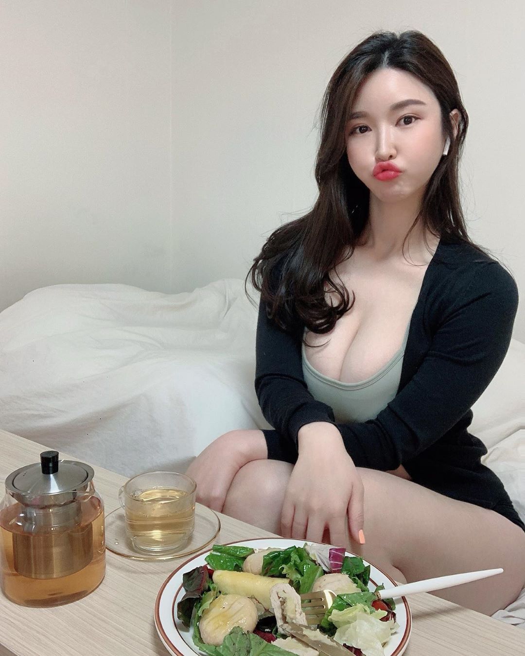 韓國正妹低胸用餐　凶狠上圍把衣服撐出一道火辣曲線-第1章-图片5