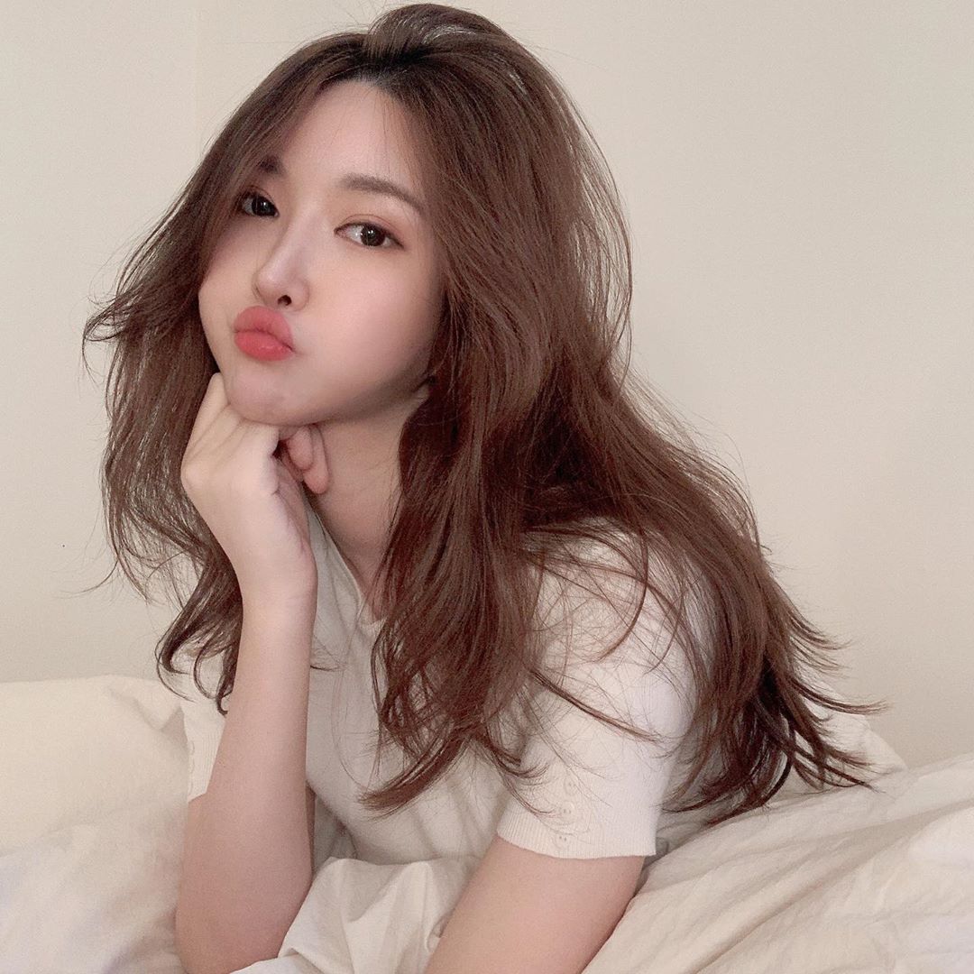 韓國正妹低胸用餐　凶狠上圍把衣服撐出一道火辣曲線-第1章-图片11