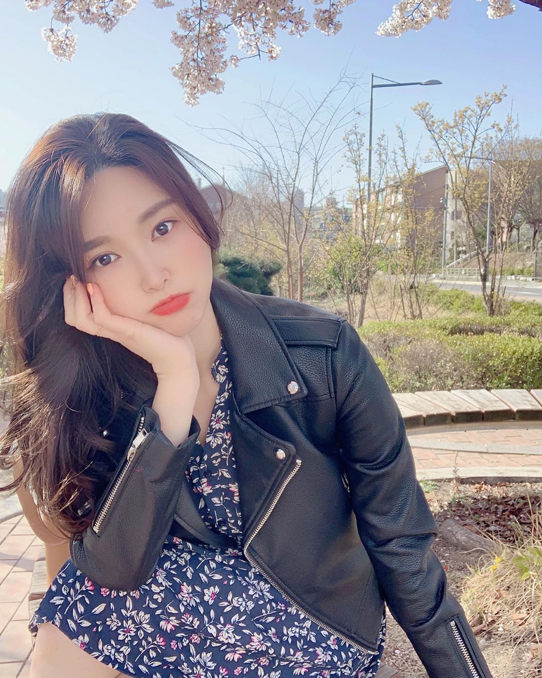 韓國正妹低胸用餐　凶狠上圍把衣服撐出一道火辣曲線-第1章-图片14