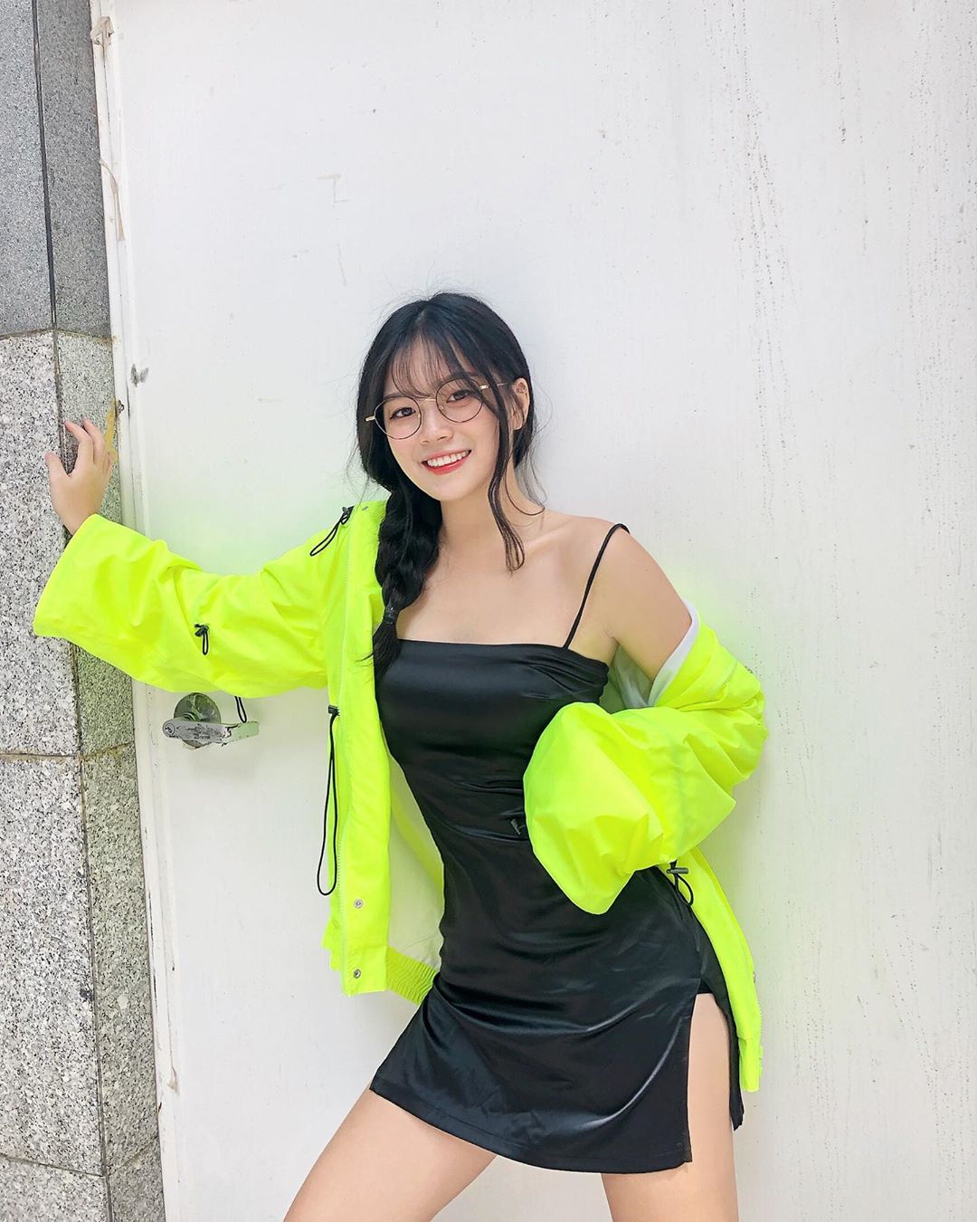 越南正妹穿高衩旗袍 開到臀部若隱若現-第1章-图片13