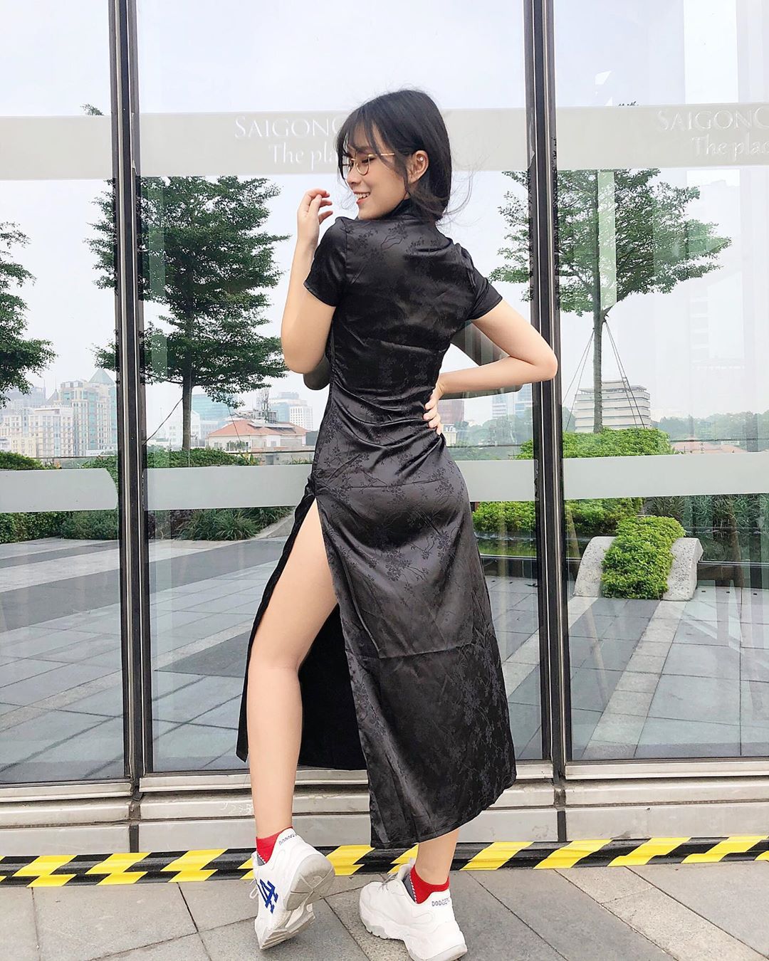 越南正妹穿高衩旗袍 開到臀部若隱若現-第1章-图片3