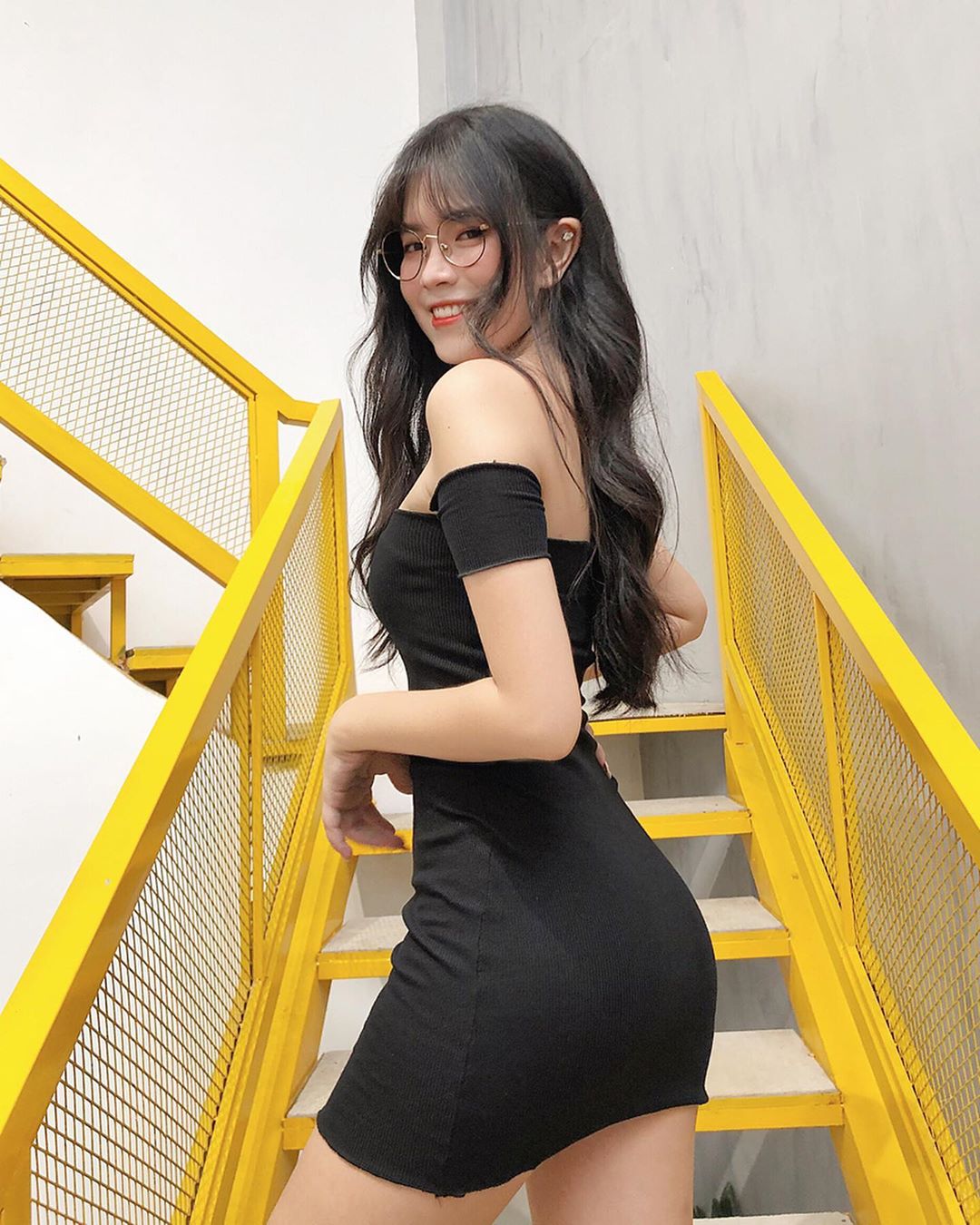 越南正妹穿高衩旗袍 開到臀部若隱若現-第1章-图片11