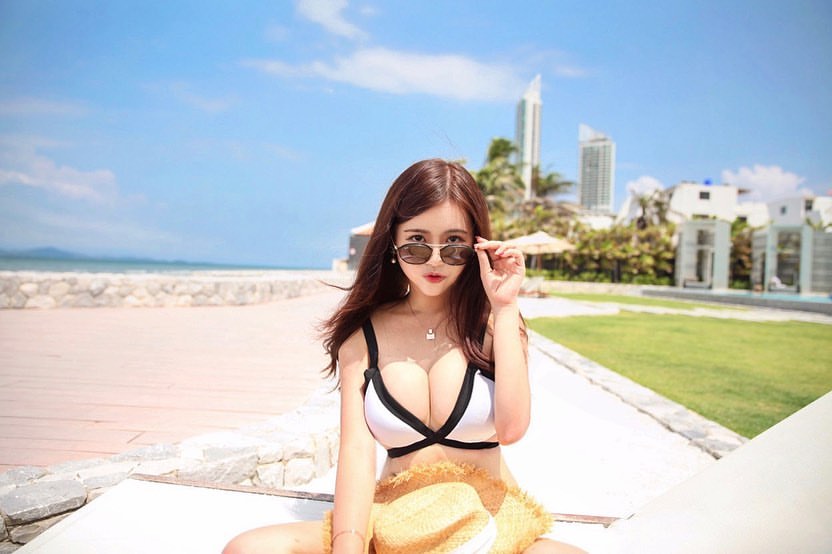 超正空姐Albee掉雙球！巨無霸身材引暴動-第1章-图片2