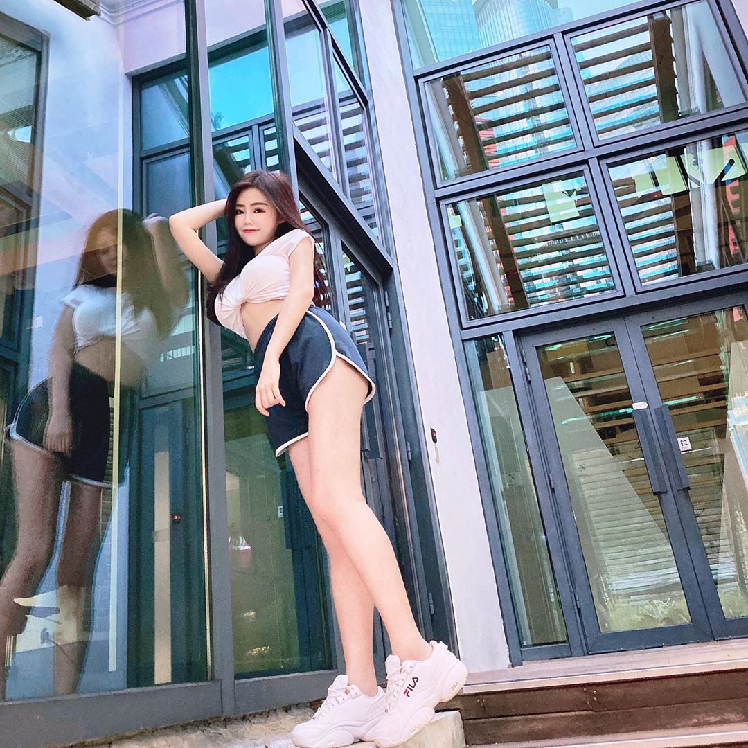 超正空姐Albee掉雙球！巨無霸身材引暴動-第1章-图片3