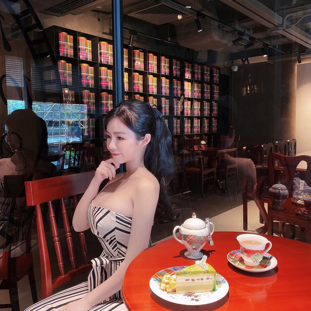 超正空姐Albee掉雙球！巨無霸身材引暴動-第1章-图片8