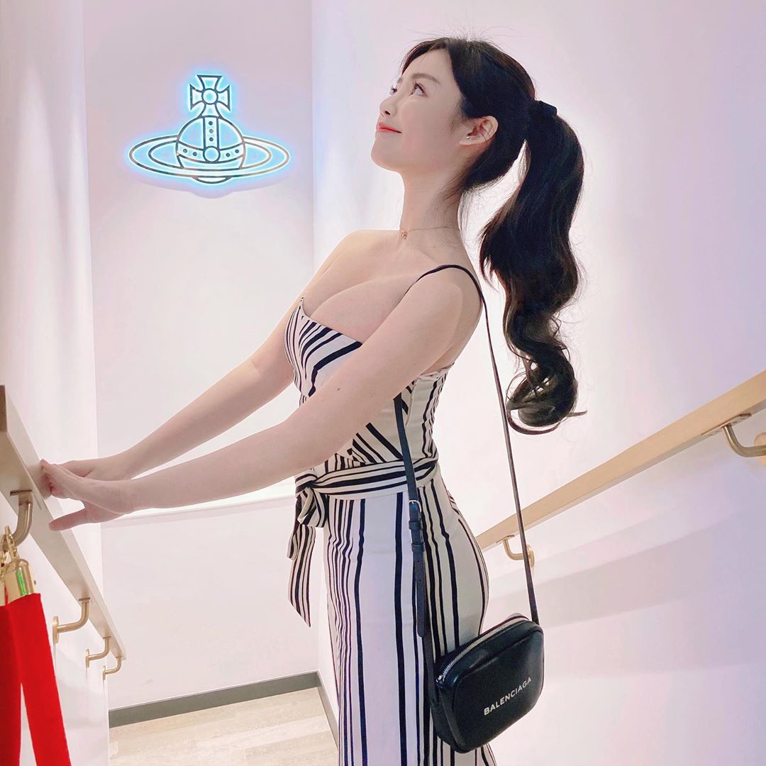 超正空姐Albee掉雙球！巨無霸身材引暴動-第1章-图片10