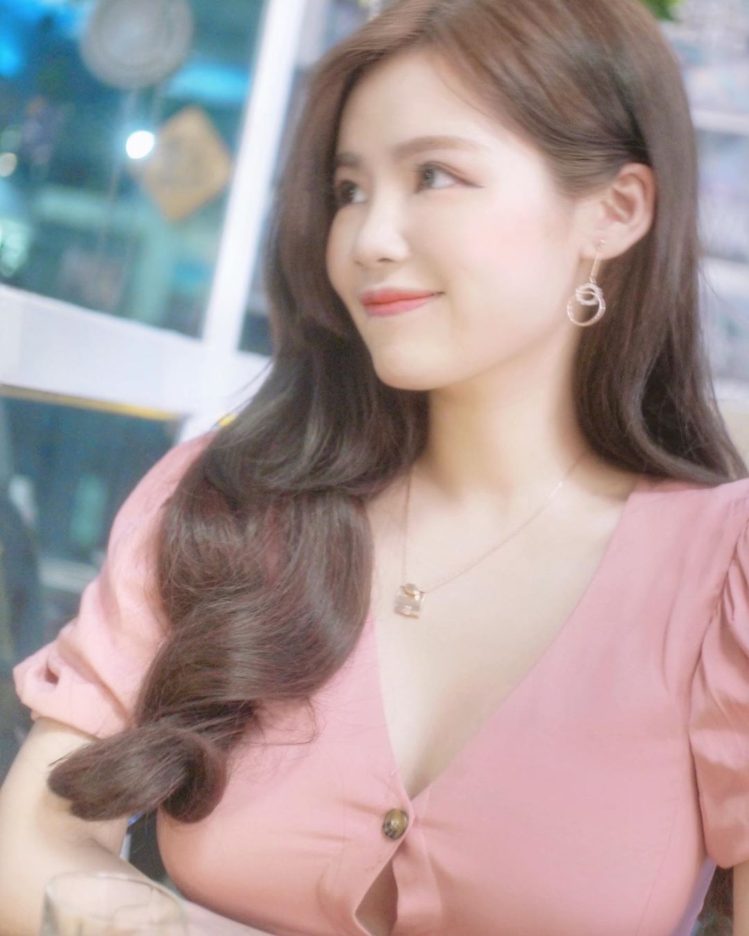 超正空姐Albee掉雙球！巨無霸身材引暴動-第1章-图片17