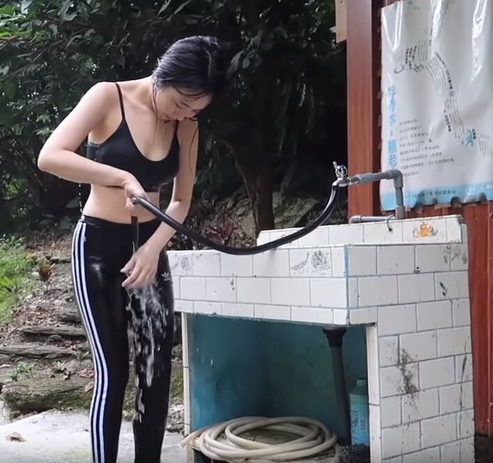 體驗溯溪「野外沐浴」畫面流出…網看暈：韓國妹子好開放啊！-第1章-图片2