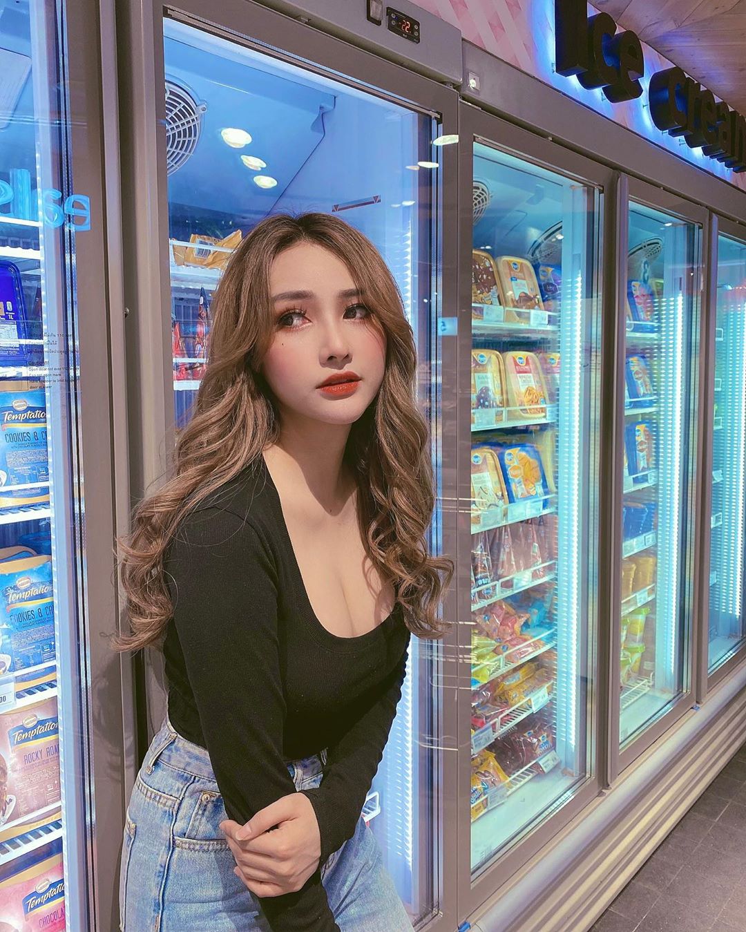 越南知名美女 DJ Jenny 看球賽被認出變成球賽焦點-第1章-图片6