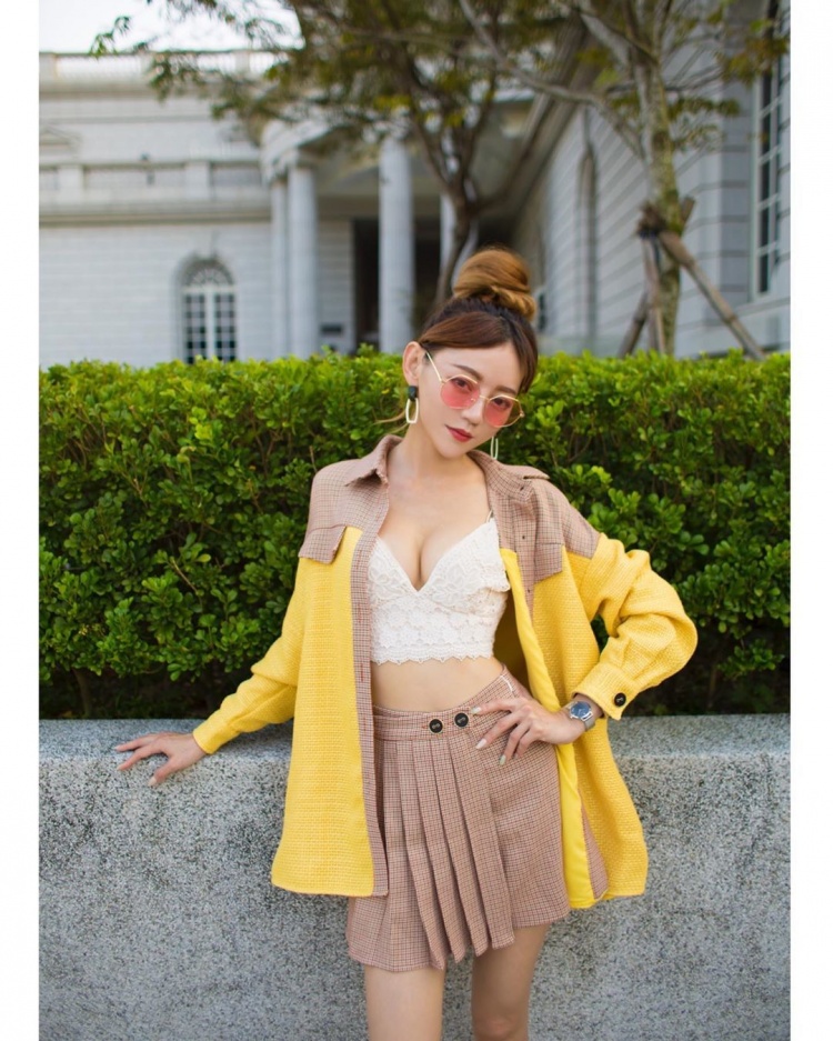 日文老師買零食露出「超巨長輩」-第1章-图片11