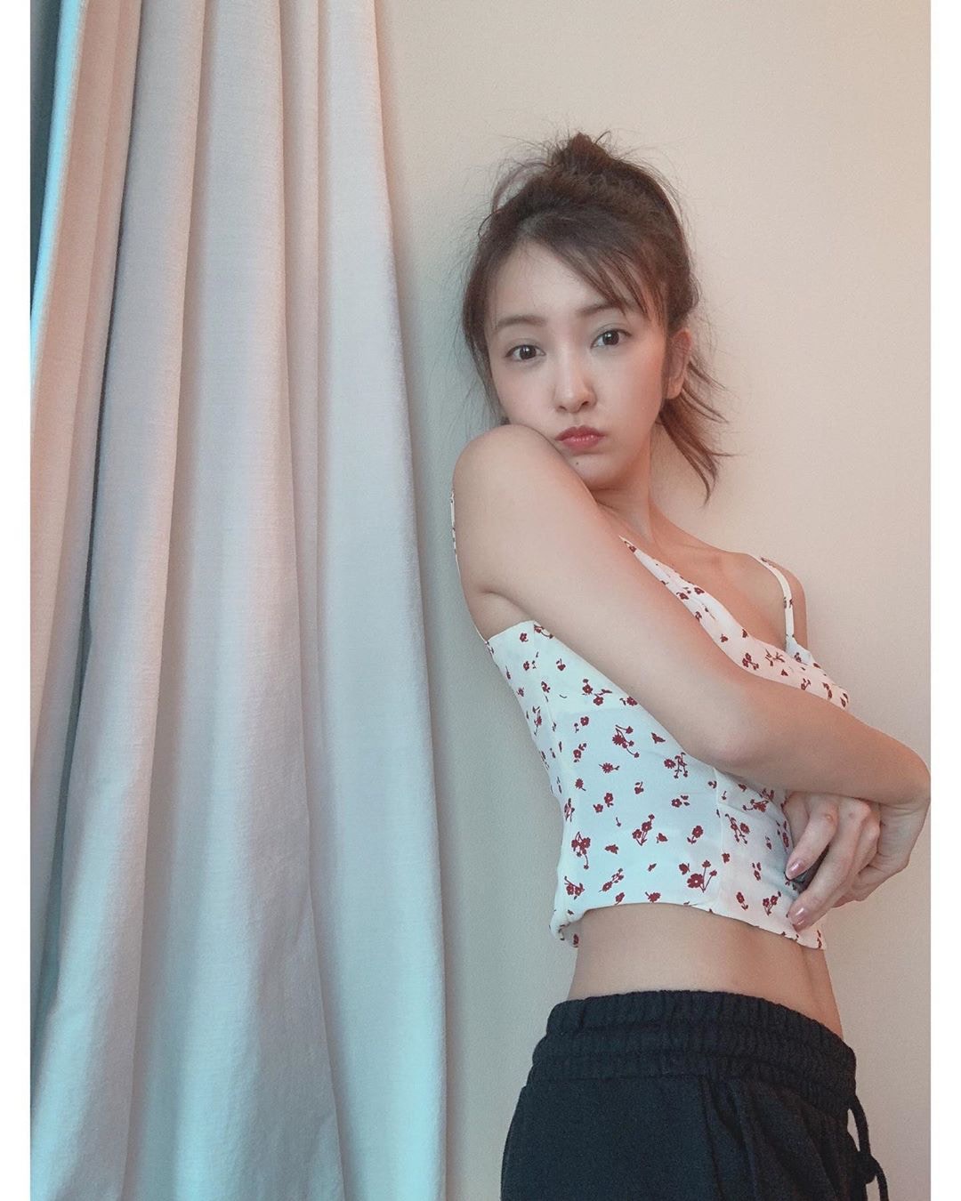 板野友美IG罕見曬性感好身材 小蠻腰先繫網友「重點」-第1章-图片2