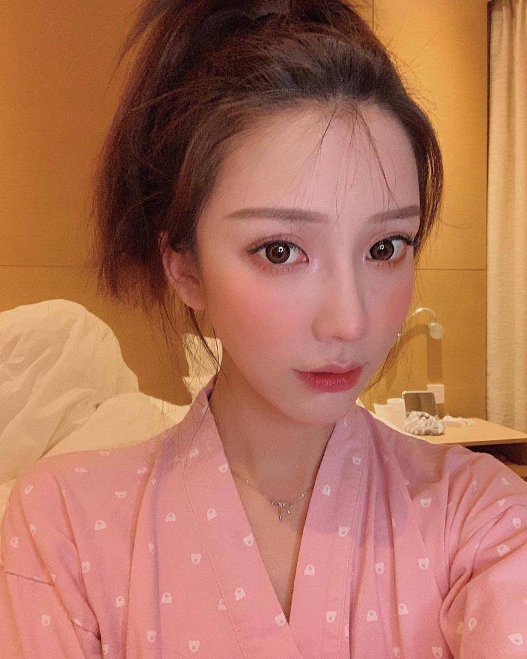 網拍界仙女老闆娘「喜哥」蜂腰翹臀自己當麻豆穩賺不虧！-第1章-图片5