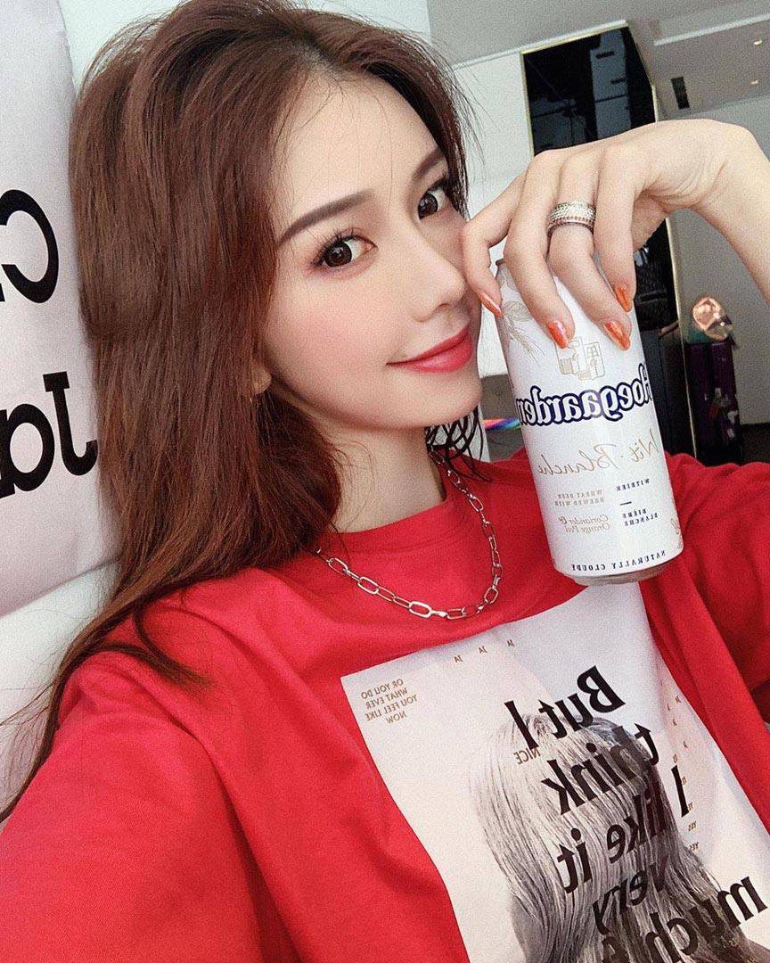 網拍界仙女老闆娘「喜哥」蜂腰翹臀自己當麻豆穩賺不虧！-第1章-图片9