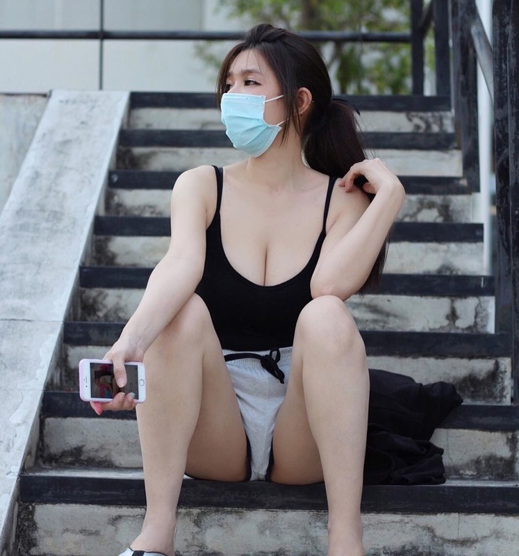 泰國正妹Niparat Konyaitj 穿短裙坐路邊欄杆...這姿勢好辣-第1章-图片15