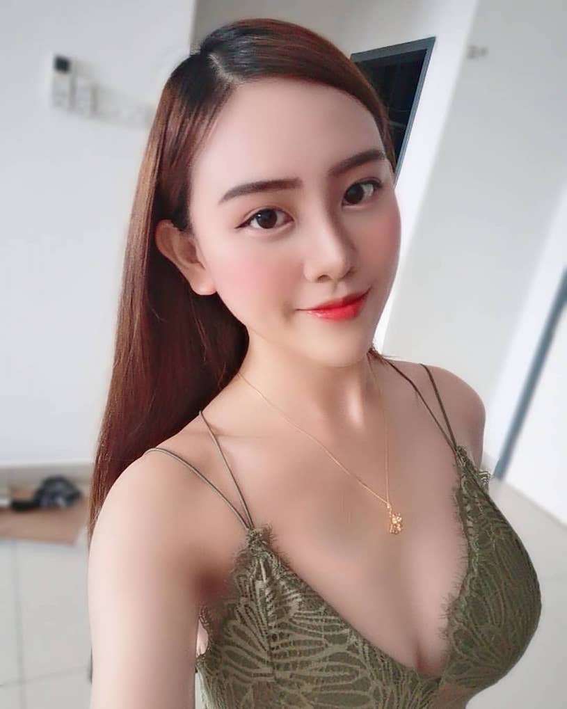 大馬口罩辣妹「QiiQii_miao」躺床也很爆乳-第1章-图片3