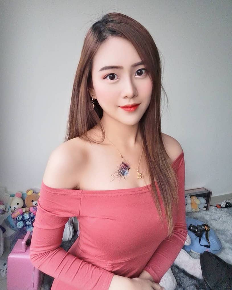 大馬口罩辣妹「QiiQii_miao」躺床也很爆乳-第1章-图片6