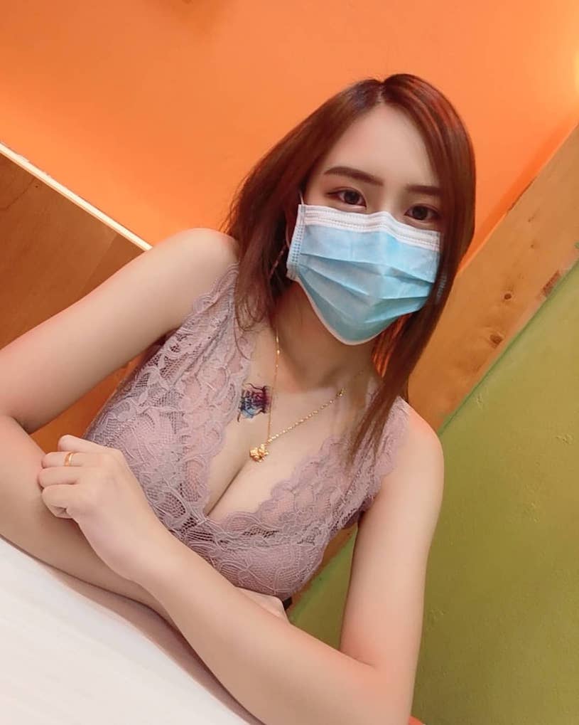 大馬口罩辣妹「QiiQii_miao」躺床也很爆乳-第1章-图片7