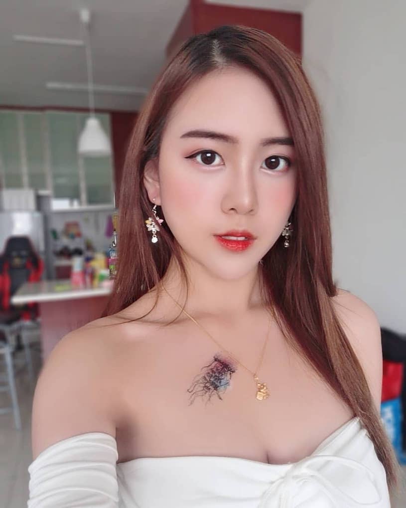 大馬口罩辣妹「QiiQii_miao」躺床也很爆乳-第1章-图片8