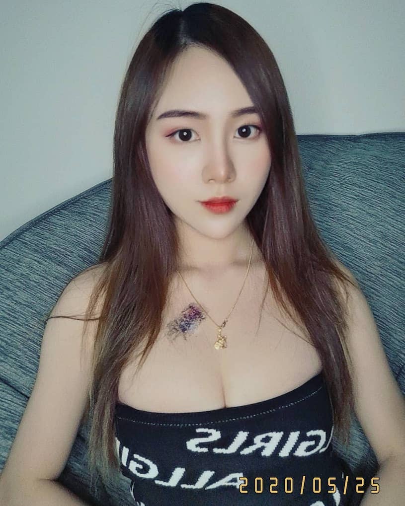 大馬口罩辣妹「QiiQii_miao」躺床也很爆乳-第1章-图片10