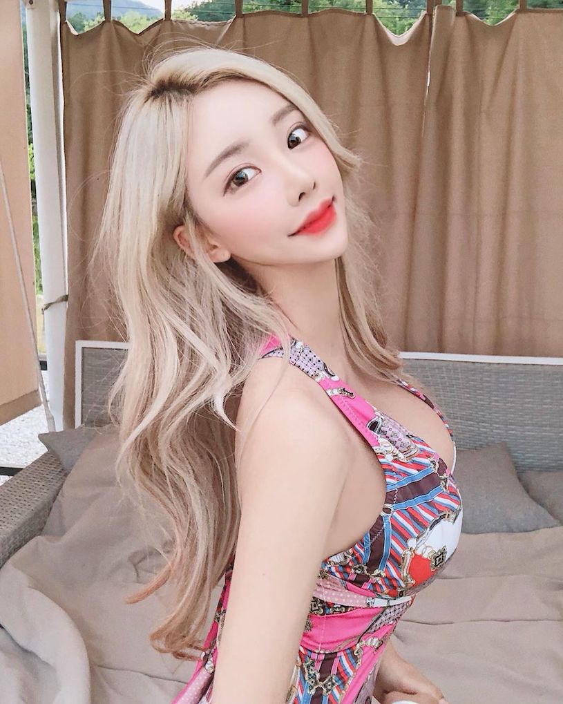 性感南韓正妹開心吃肉到蹦出「深溝」，對面的客人忍不住偷瞄-第1章-图片3