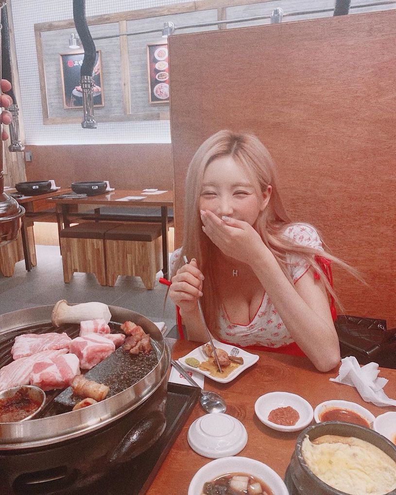 性感南韓正妹開心吃肉到蹦出「深溝」，對面的客人忍不住偷瞄-第1章-图片4