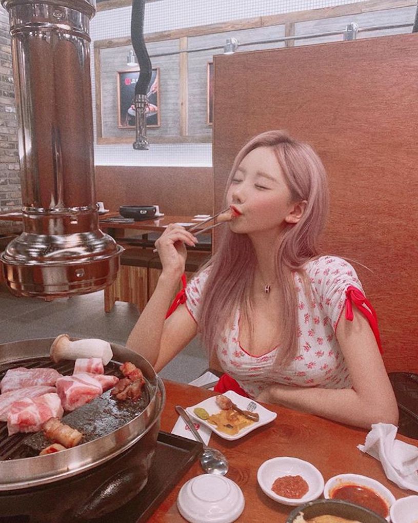 性感南韓正妹開心吃肉到蹦出「深溝」，對面的客人忍不住偷瞄-第1章-图片5