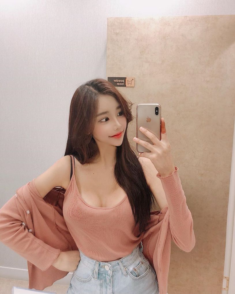 性感南韓正妹開心吃肉到蹦出「深溝」，對面的客人忍不住偷瞄-第1章-图片6