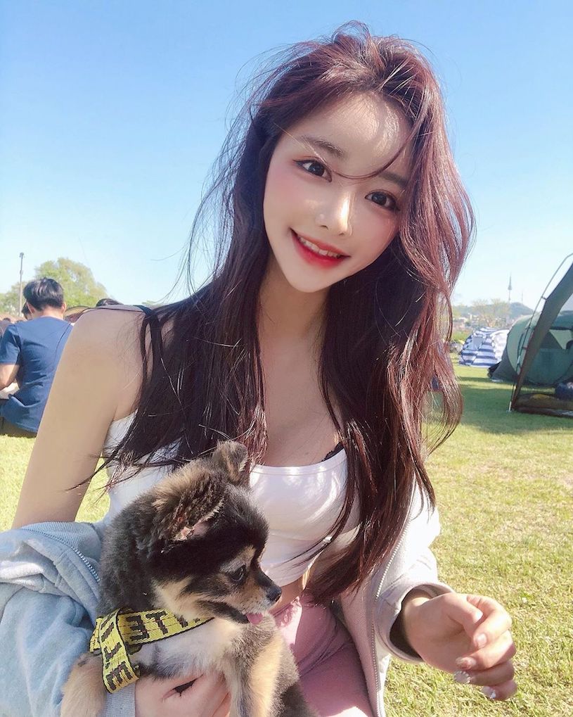 性感南韓正妹開心吃肉到蹦出「深溝」，對面的客人忍不住偷瞄-第1章-图片7