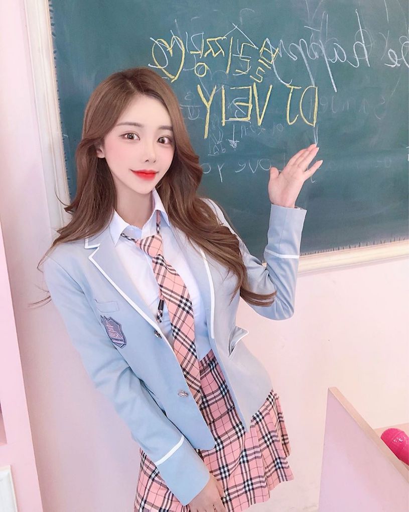 性感南韓正妹開心吃肉到蹦出「深溝」，對面的客人忍不住偷瞄-第1章-图片9