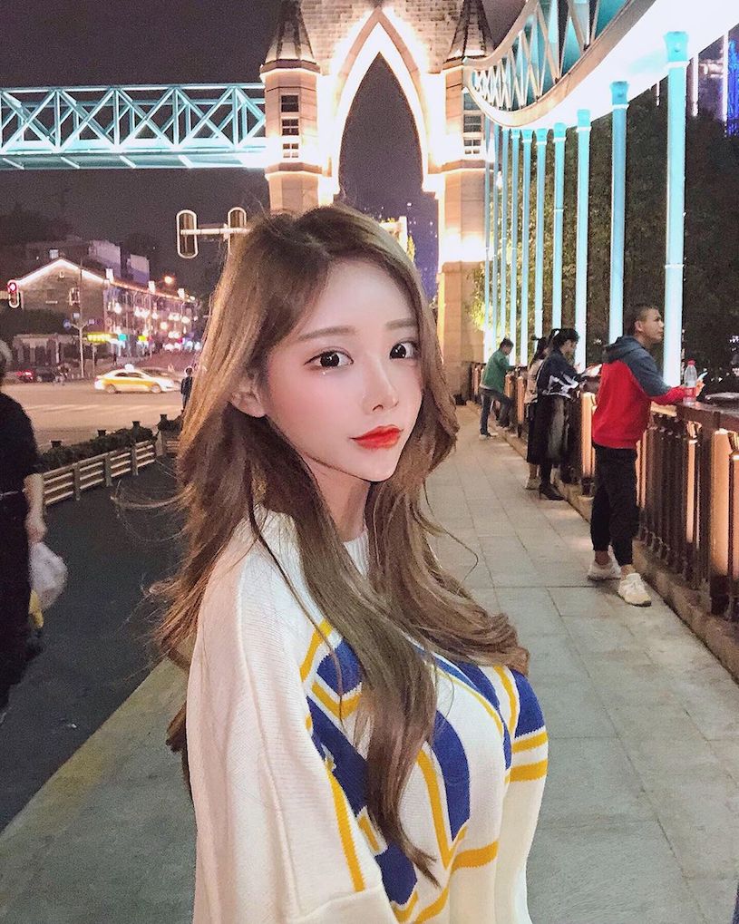 性感南韓正妹開心吃肉到蹦出「深溝」，對面的客人忍不住偷瞄-第1章-图片10