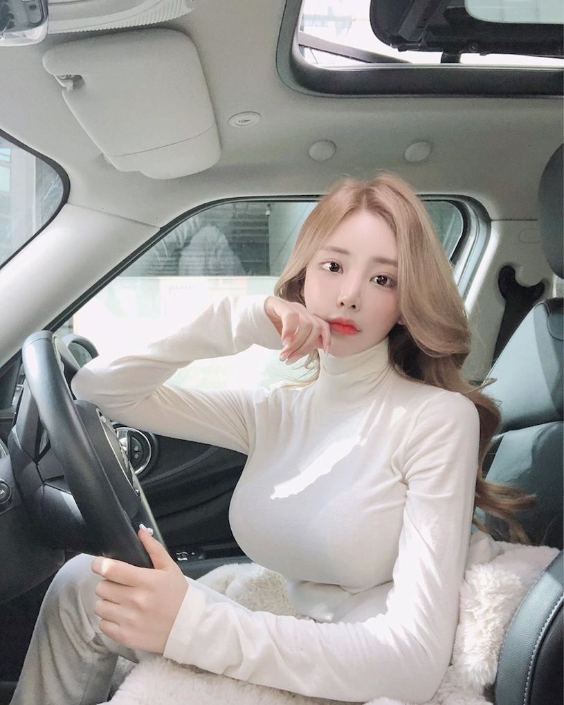 性感南韓正妹開心吃肉到蹦出「深溝」，對面的客人忍不住偷瞄-第1章-图片14