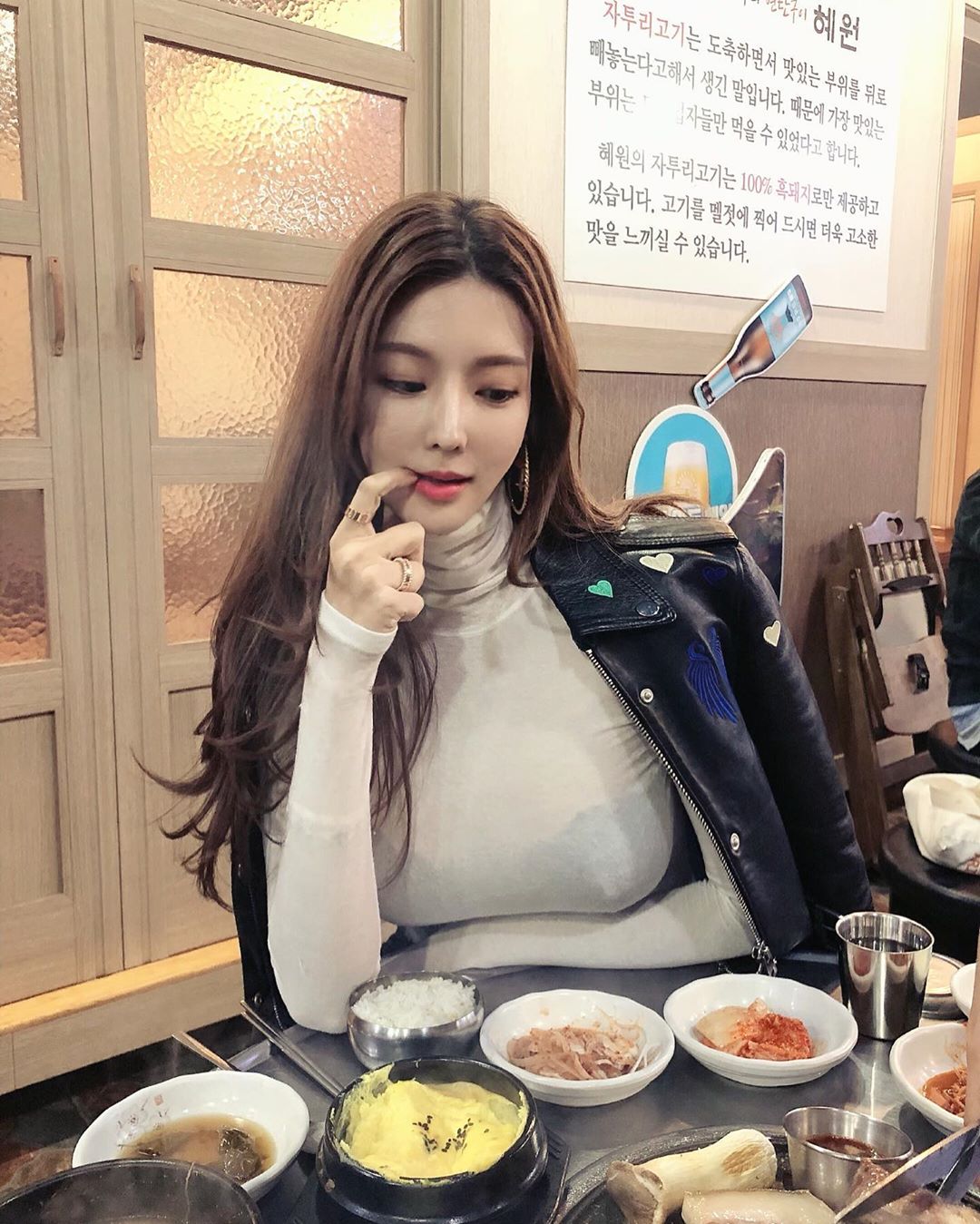 燒肉店發現「超胸小姊姊」美豔外型太撩人-第1章-图片1