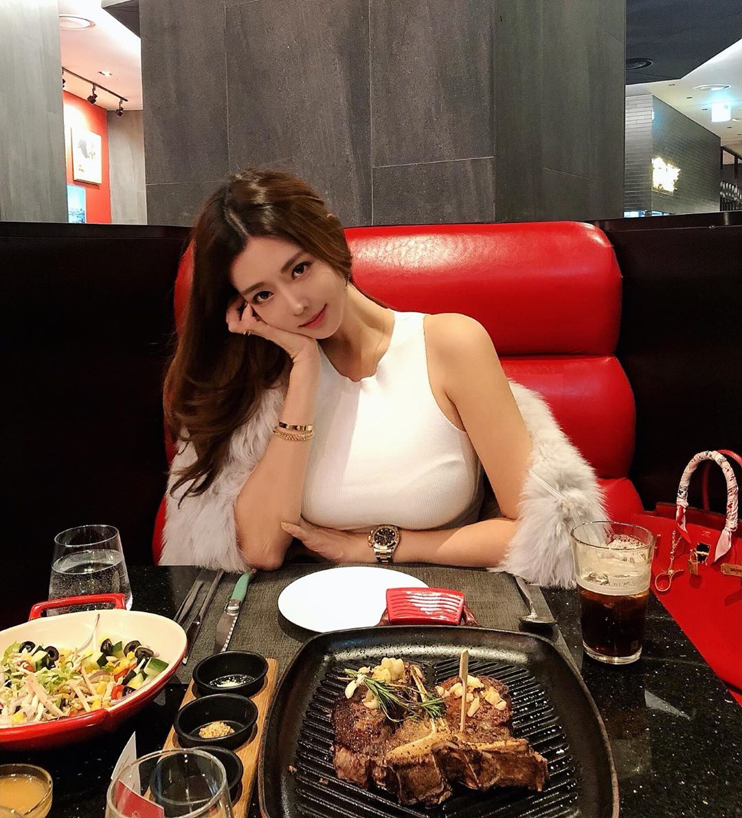 燒肉店發現「超胸小姊姊」美豔外型太撩人-第1章-图片2