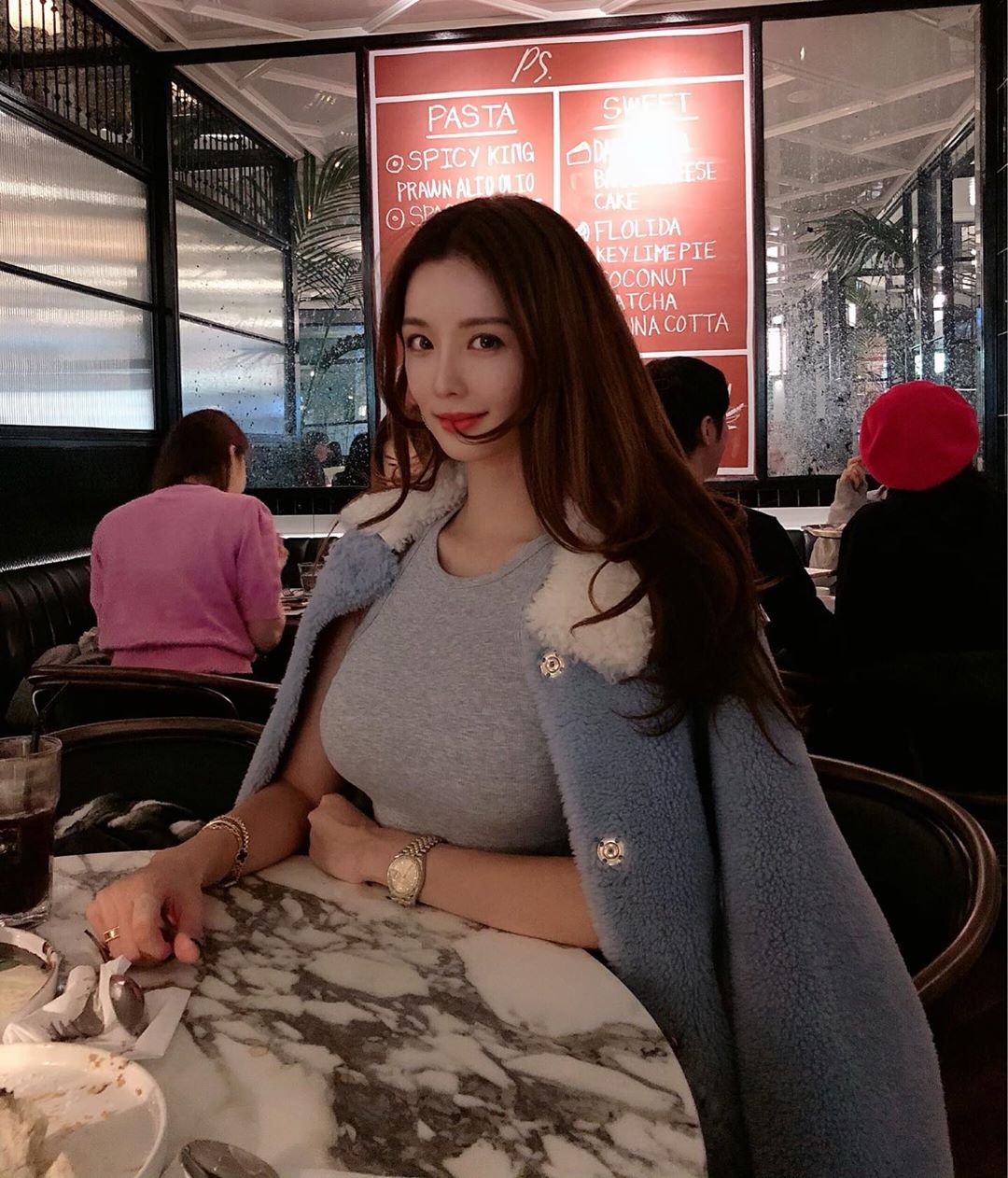 燒肉店發現「超胸小姊姊」美豔外型太撩人-第1章-图片3