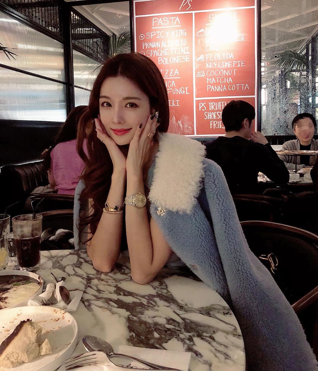 燒肉店發現「超胸小姊姊」美豔外型太撩人-第1章-图片4