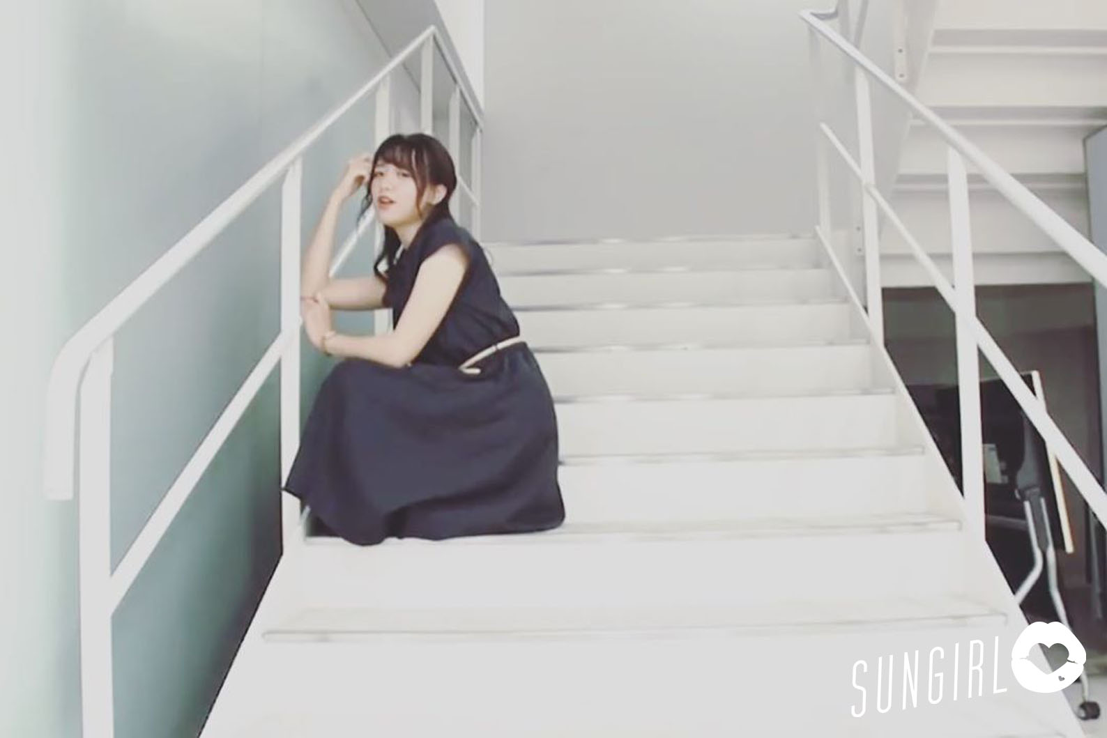 森香澄、日本美女主播 彎腰超有誠意示範滅火器胸前美景全都露-第1章-图片1