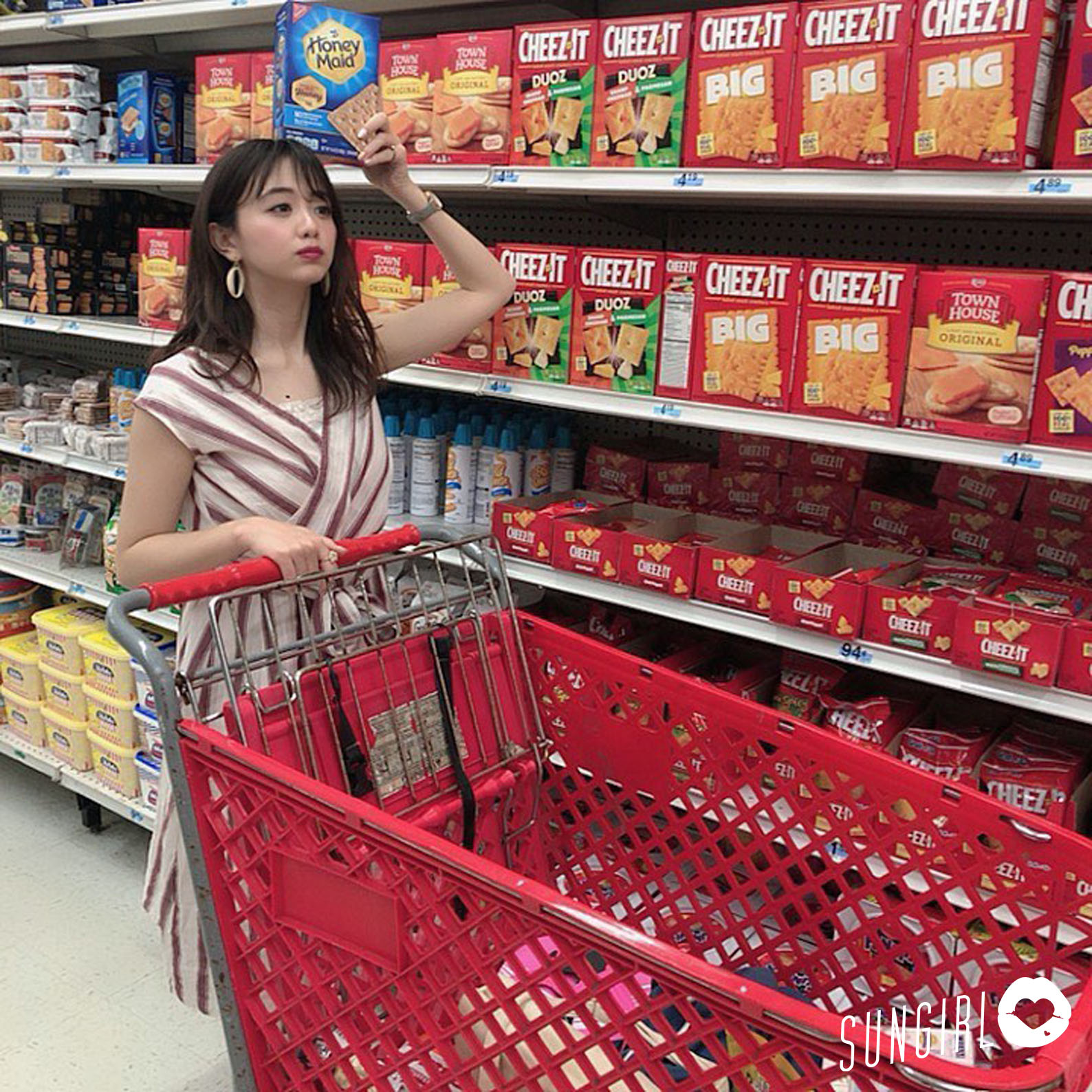 森香澄、日本美女主播 彎腰超有誠意示範滅火器胸前美景全都露-第1章-图片3