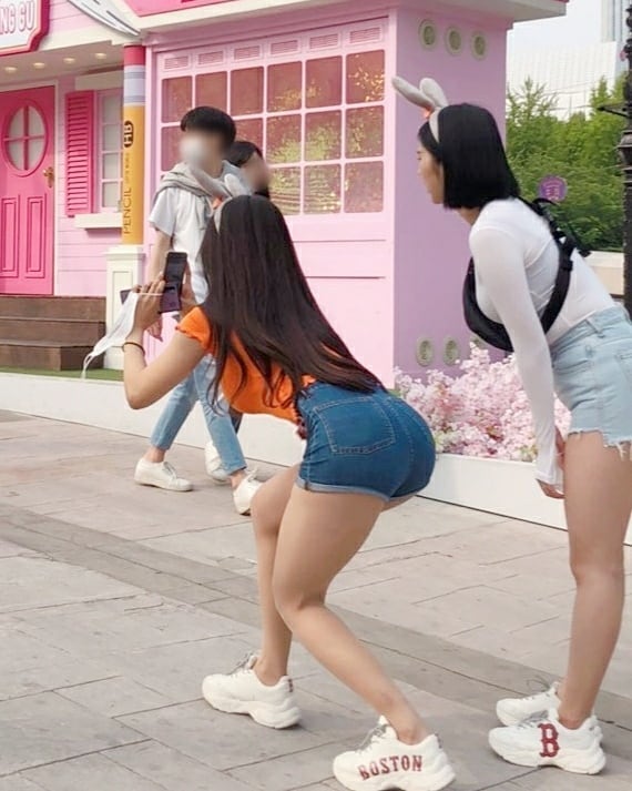 韓國長髮熱褲妹遊樂園拍照拍到忘我-第1章-图片2