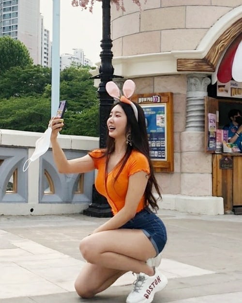 韓國長髮熱褲妹遊樂園拍照拍到忘我-第1章-图片3