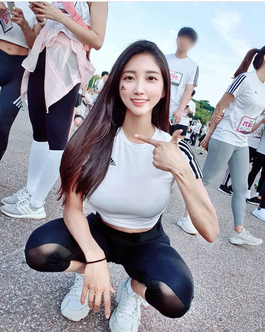 韓國長髮熱褲妹遊樂園拍照拍到忘我-第1章-图片6
