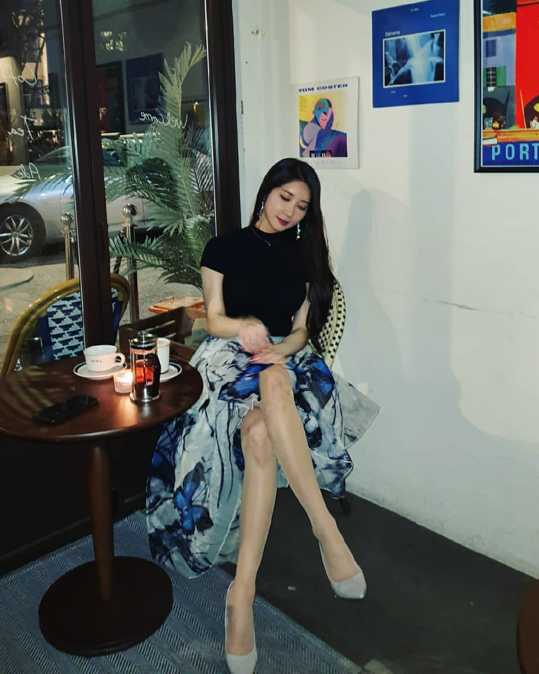 韓國長髮熱褲妹遊樂園拍照拍到忘我-第1章-图片10