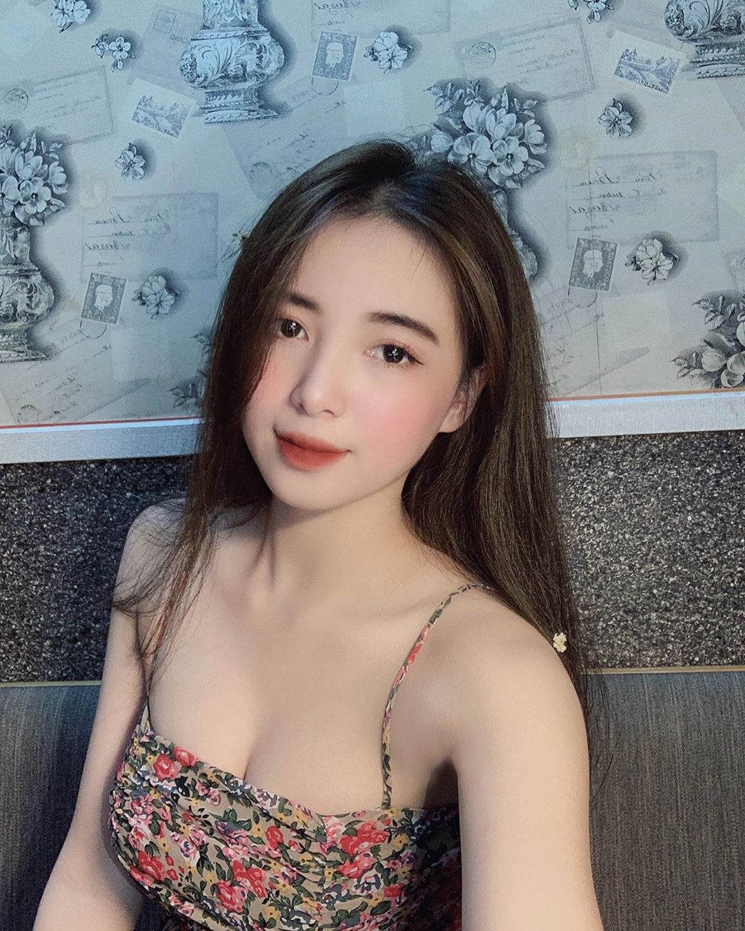 正妹速食店等一個人　U字領低胸上衣穿出好身材-第1章-图片11