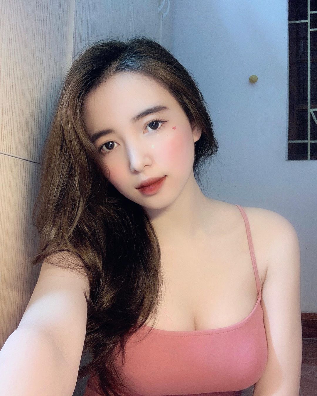 正妹速食店等一個人　U字領低胸上衣穿出好身材-第1章-图片7