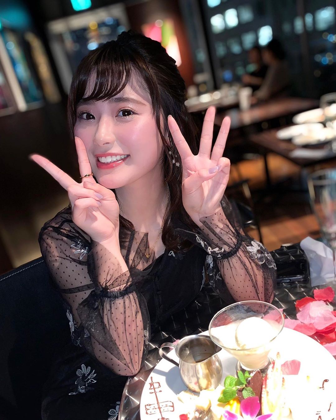 清純校花脫了！袒胸蹦出巨乳 車頭燈狂晃快走光-第1章-图片9